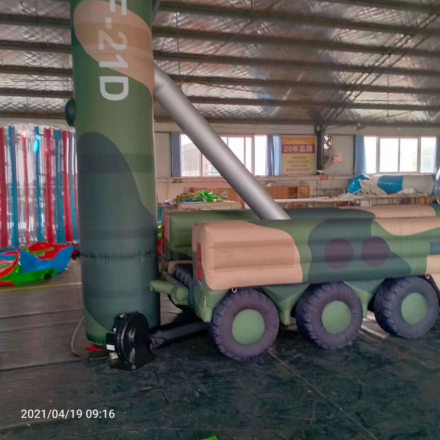 玉州军事演习中的充气目标车辆：模拟发射车雷达车坦克飞机